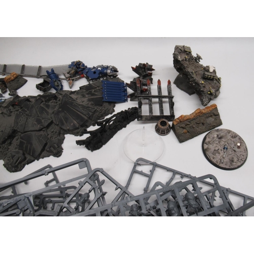 1439 - Warhammer 40k - mixed collection of spare parts inc. some painted parts and scenery,