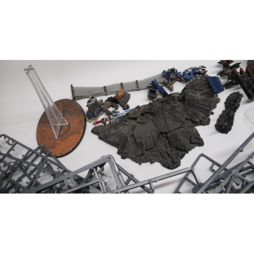 1439 - Warhammer 40k - mixed collection of spare parts inc. some painted parts and scenery,