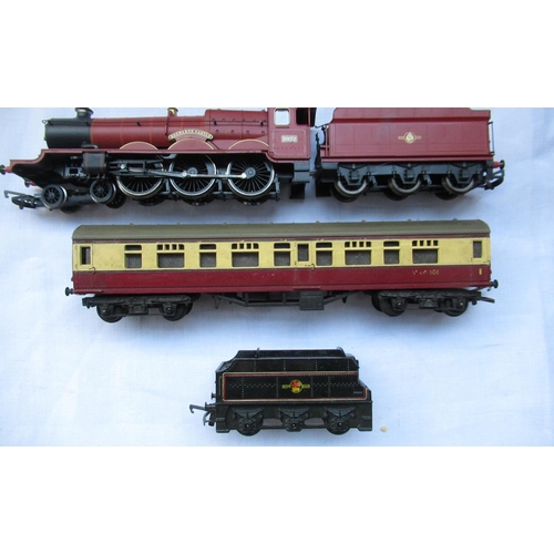 56 - 00 gauge Hogwarts Castle engine 5972 with tender, luxury passenger carriage and a black livery tende... 