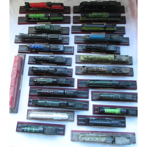 77 - 25 static model engines with tenders on stands incl schools' class 44sr kings class GWR Kings' 3 met... 