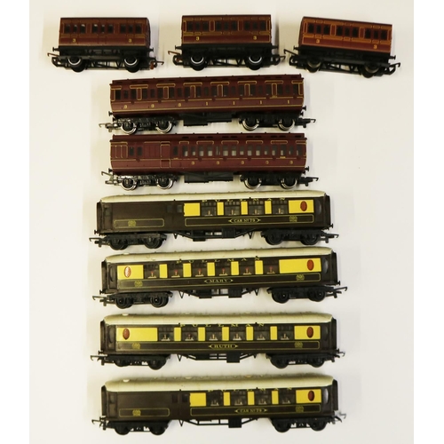 1497 - 4 Triang 00-gauge Pullman coaches, Hornby Midland Railway coaches, and 3 other Midland Railway coach... 