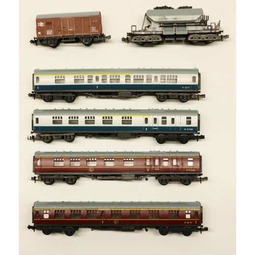 111 - Model railway: Trix BR passenger coaches - two M 16171 and two M 21240, Trix BR HOP 21 bogie wagon c... 