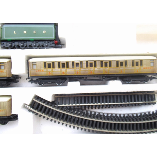 37 - Hornby 00 gauge Flying Scotsman set incomplete containing 4472 engines with tender and 3 LNER carria... 