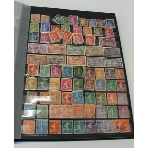 832 - Good and comprehensive and well laid out world stamps inc. Italy, Australia and France in 3 albums