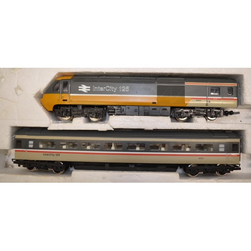 1067 - An incomplete Hornby High Speed Train Set with Intercity 125 and 2 passenger coaches. Models in good... 