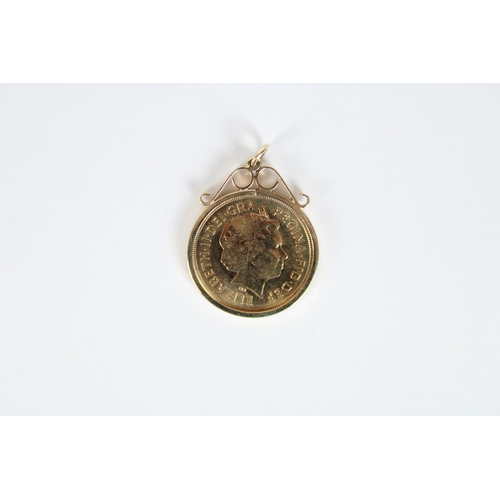 768 - ER II 2002 gold sovereign, loose mounted in 9ct gold pendant, gross 9.2g