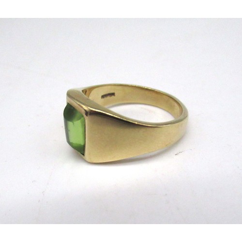 811 - 9ct yellow gold ring set with peridot, stamped 375, size T1/2, 8.7g