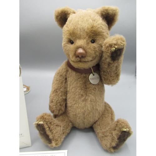 137 - R. John Wright Dolls Inc. Tag Bear Toodles in brown mohair with collar, H23cm, limited edition 39/50... 