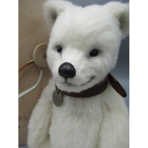 138 - R. John Wright Dolls Inc. Tag Bear Tinker in white mohair with collar, H23cm, limited edition 39/500... 