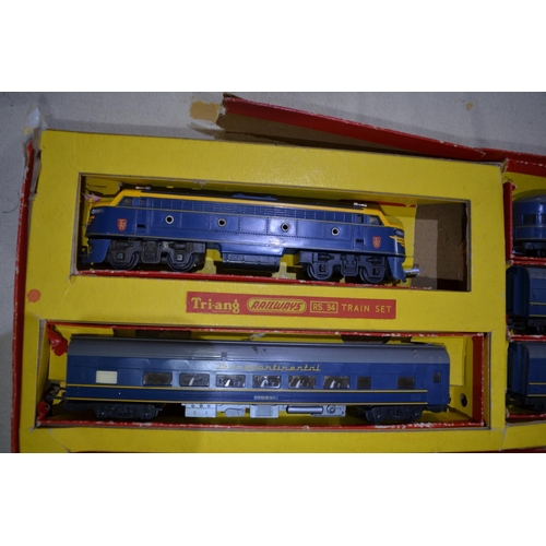 38 - Boxed Triang 00 - gauge Transcontinental railway complete set including diesel engine with 3 passeng... 