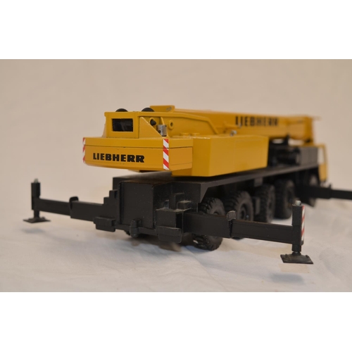 412 - Boxed 1/50 scale diecast Liebherr LTM 1090 mobile telescopic crane model by Conrad (model no 2085). ... 