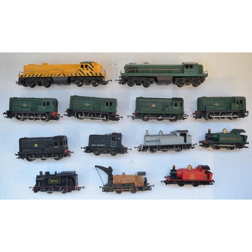 152 - Collection of OO gauge electric train models from Tri-Ang and Hornby. Includes diesel shunters, tank... 