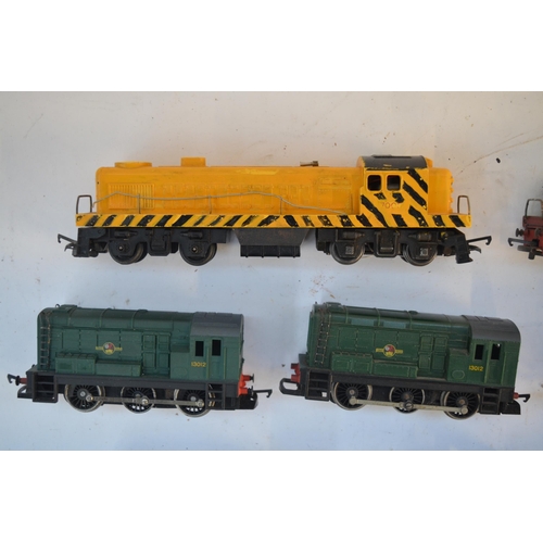 152 - Collection of OO gauge electric train models from Tri-Ang and Hornby. Includes diesel shunters, tank... 