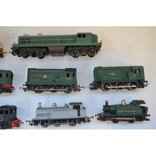 152 - Collection of OO gauge electric train models from Tri-Ang and Hornby. Includes diesel shunters, tank... 