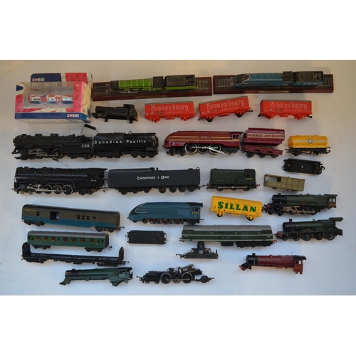 155 - Collection of damaged OO gauge electric train models for spares and repairs. Also includes 4 static ... 