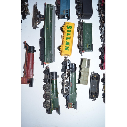 155 - Collection of damaged OO gauge electric train models for spares and repairs. Also includes 4 static ... 