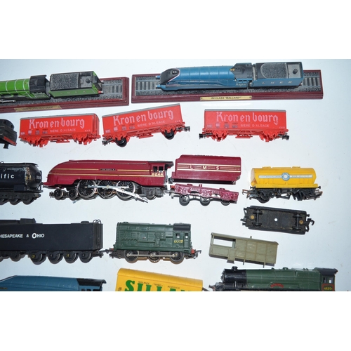 155 - Collection of damaged OO gauge electric train models for spares and repairs. Also includes 4 static ... 