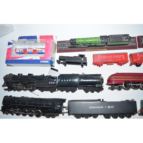 155 - Collection of damaged OO gauge electric train models for spares and repairs. Also includes 4 static ... 