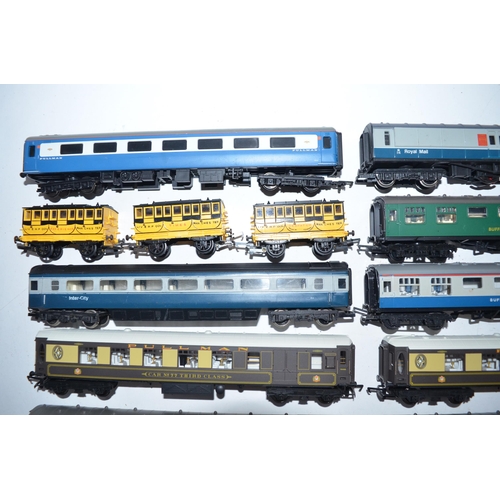 156 - Collection of used OO/HO gauge passenger carriages and 2 electric diesel locomotives, a Bachmann DCC... 