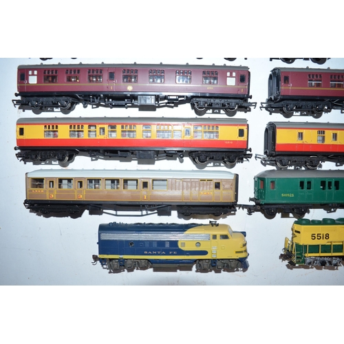 156 - Collection of used OO/HO gauge passenger carriages and 2 electric diesel locomotives, a Bachmann DCC... 