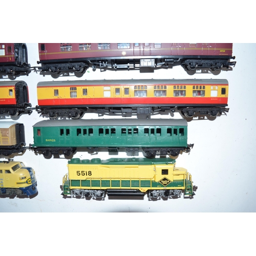 156 - Collection of used OO/HO gauge passenger carriages and 2 electric diesel locomotives, a Bachmann DCC... 