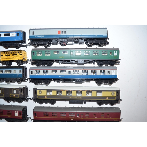 156 - Collection of used OO/HO gauge passenger carriages and 2 electric diesel locomotives, a Bachmann DCC... 