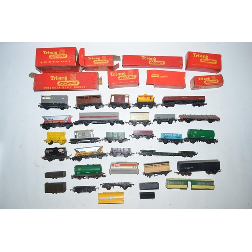 157 - Collection of used OO gauge passenger wagons, rolling stock, a Tri-Ang Transcontinental HO 31018 pow... 