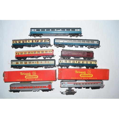 157 - Collection of used OO gauge passenger wagons, rolling stock, a Tri-Ang Transcontinental HO 31018 pow... 