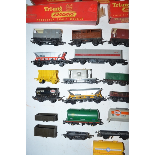 157 - Collection of used OO gauge passenger wagons, rolling stock, a Tri-Ang Transcontinental HO 31018 pow... 