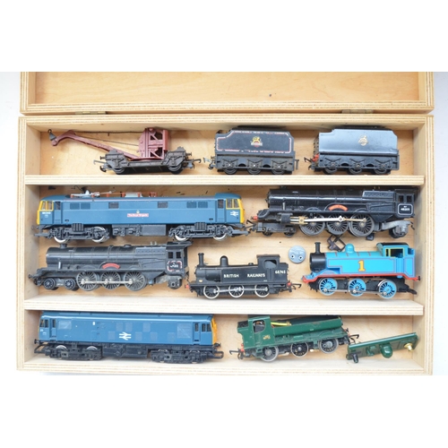 155 - Collection of damaged OO gauge electric train models for spares and repairs. Also includes 4 static ... 