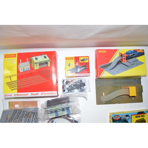 160 - Collection of OO gauge self-assembly plastic model kit buildings from Airfix, Hornby (including some... 