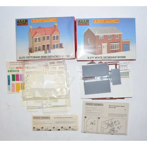 160 - Collection of OO gauge self-assembly plastic model kit buildings from Airfix, Hornby (including some... 