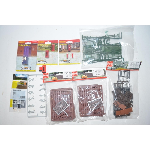 160 - Collection of OO gauge self-assembly plastic model kit buildings from Airfix, Hornby (including some... 