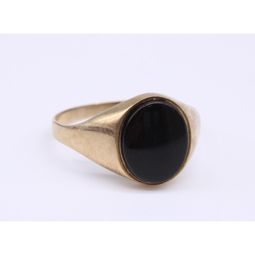 960A - 9ct gold and flat onyx signet ring (size W, 2.4g) together with two costume dress rings and a plated... 