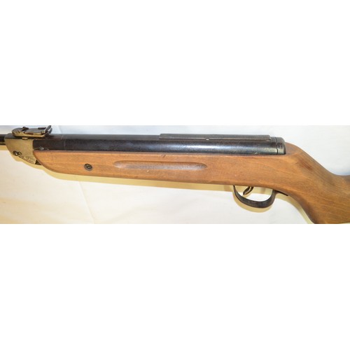 691 - Diana Series 70 Model 71 .22 break barrel air rifle. The gun holds compression and fires well, howev... 