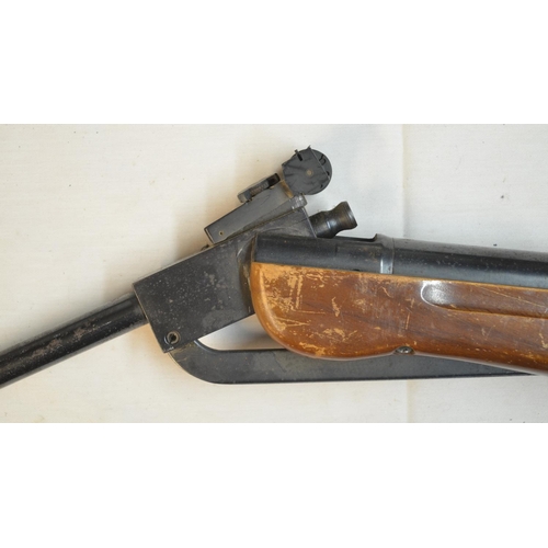 704 - Webley Hawk Mk2 break barrel air rifle in working order. Gun in overall fair condition though the st... 