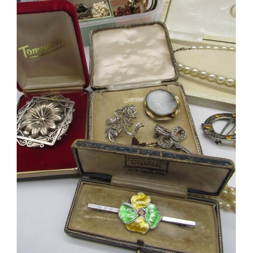 16 - Large collection of mid C20th and later costume jewellery including clip on earrings, brooches, a di... 