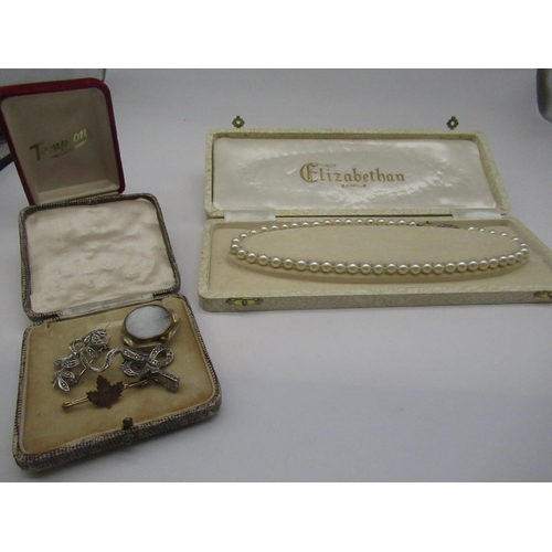 16 - Large collection of mid C20th and later costume jewellery including clip on earrings, brooches, a di... 
