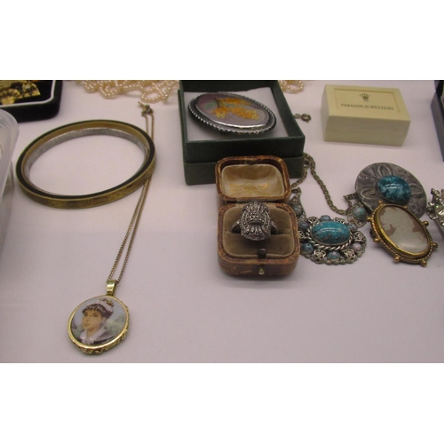 17 - Large collection of mid C20th and later costume jewellery including clip on earrings, brooches, a di... 