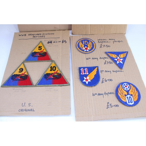 210 - Selection of WWII US military badges and patches, including USAAF Officers set, Armoured Div. cloth ... 