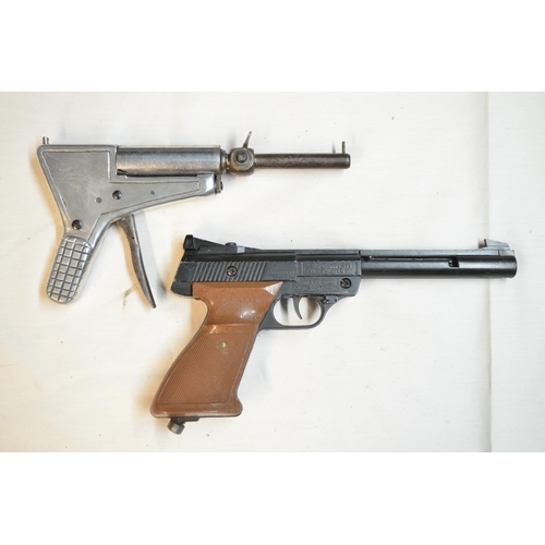 797 - Crossman Powermatic 1600 .177 CO2 powered semi-automatic air pistol with brown plastic grips, not te... 