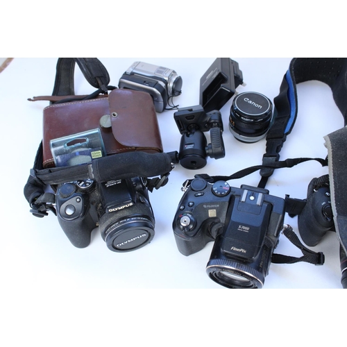 1246 - Collection of cameras and camera equipment and accessories to include Canon AE-1 with Vivitar 75-205... 