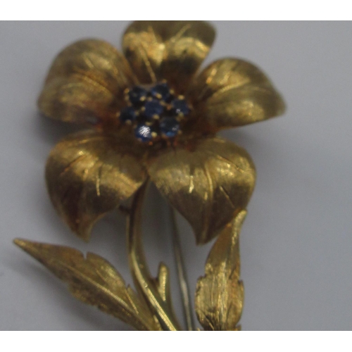 1250 - 18ct yellow gold brooch in the form of a flower, the centre set with seven sapphires, stamped 18, th... 