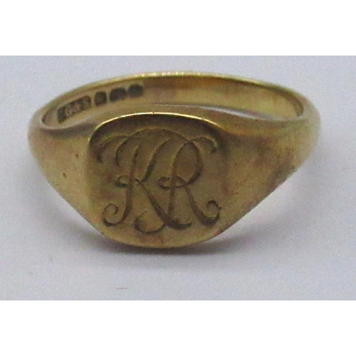 1260 - 18ct yellow gold signet ring with engraved initials KR to face, stamped 18, size N, 4.7g