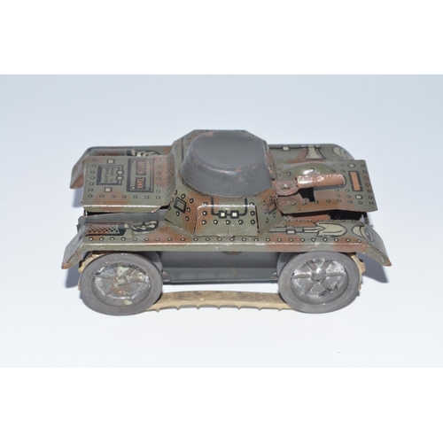 1290 - Vintage English tinplate clockwork model tank, with intact rubber tracks in full and fair working or... 