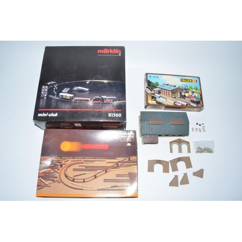 1293 - Boxed Marklin Z Gauge electric train set 81560 with transformer, track, instructions and layout guid... 