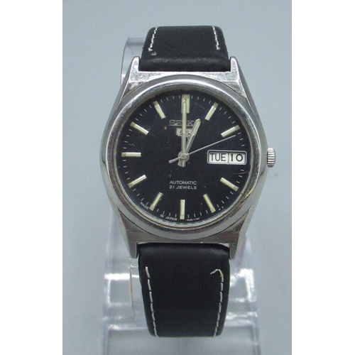 98 - Seiko 5 automatic wristwatch with English/Arabic day and date, signed dial, screw off case back, mov... 