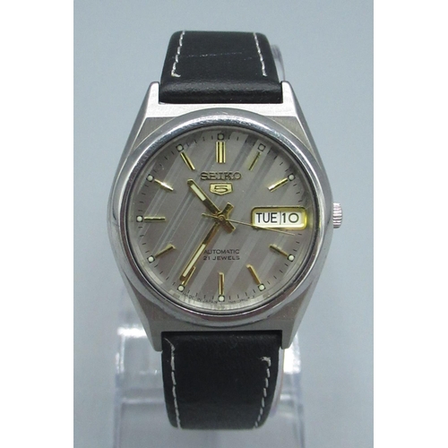 99 - Seiko 5 automatic wristwatch, with English/Arabic day and date, signed dial with applied baton indic... 