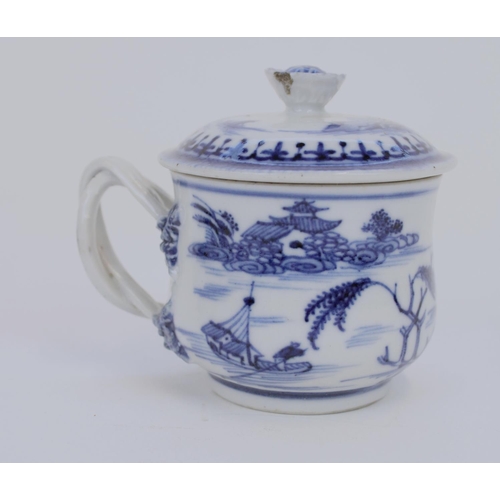 1360 - C18th Chinese export porcelain custard cup and cover decorated in underglaze blue Willow pattern, a ... 