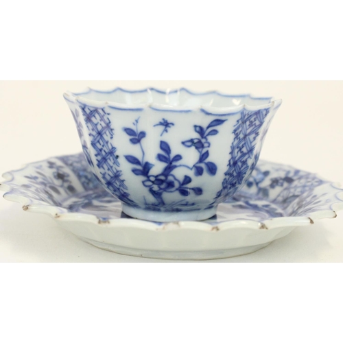 1360 - C18th Chinese export porcelain custard cup and cover decorated in underglaze blue Willow pattern, a ... 